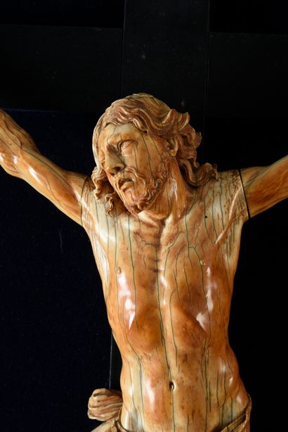 null 
Tableau crucifix avec encadrement à ressaut en bois dit de Sainte-Lucie sculpté...