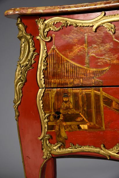 null Chest of drawers in red lacquer decorated with animated Chinese landscapes.
Legs...