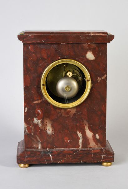null Pendule borne en marbre rouge griotte et bronze ciselé et doré, à décor d'Apollon...