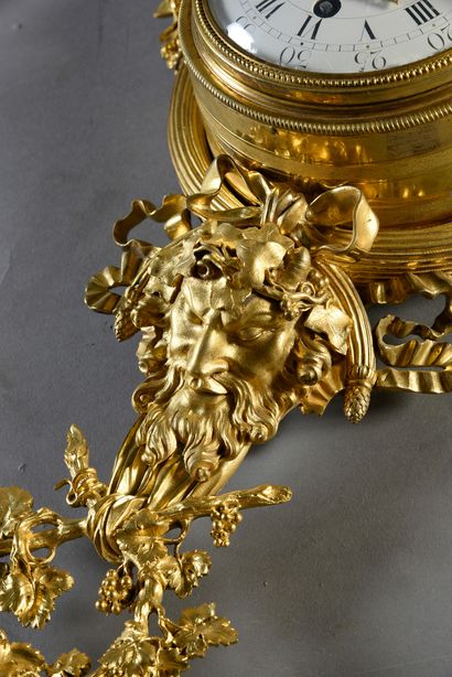 null Cartel en bronze ciselé et doré.
La partie basse à décor d'une couronne de pampres...