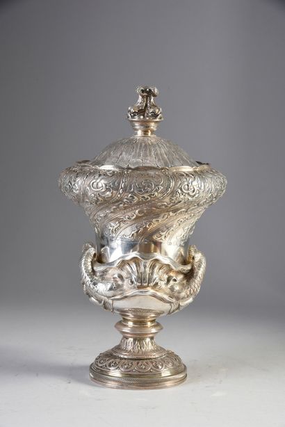 null Important vase couvert en argent ciselé et gravé. Piédouche à décor de frise...