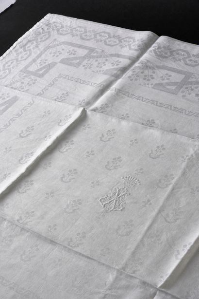 null Tablecloth and two damask napkins, count's crown, circa 1910-20.
In linen damask...