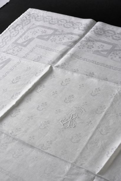 null Nappe et deux serviettes damassées, couronne de comte, vers 1910-20.
En damas...