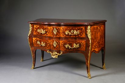 null Commode dite «en arbalète» en bois marqueté de satiné, bois de rose et amarante.
Pieds...