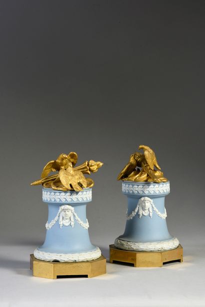 null Pair of trophies in chased and gilt bronze decorated with couples of doves,...