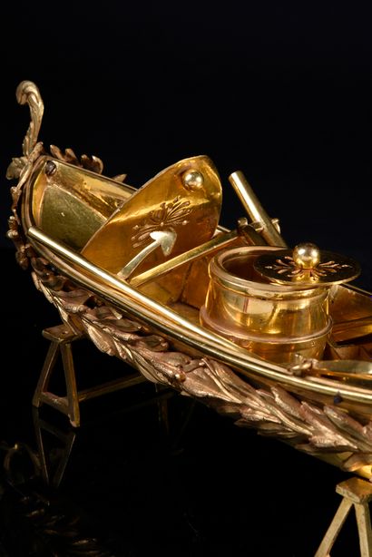 null Pair of inkwells in chased and gilded bronze in the shape of a boat. Both equipped...