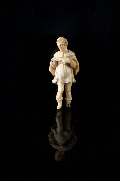 null Personnage en ivoire sculpté en ronde-bosse, élément d'un groupe de la Nativité ?
Italie,...