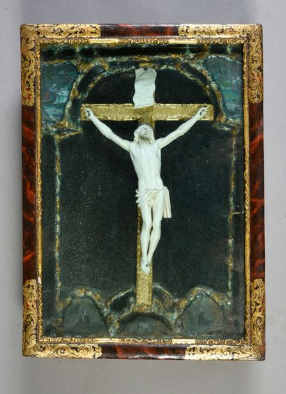 null Tableau crucifix sous verre avec Christ en ivoire sculpté, tête levée vers le...
