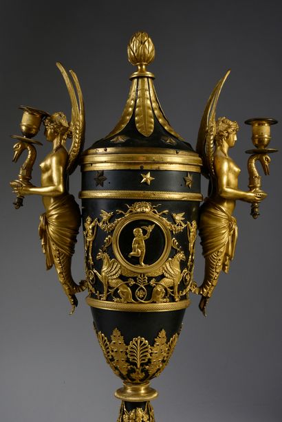 null Magnifique pendule «vase», toutes faces en bronze patiné et doré, flanqué de...