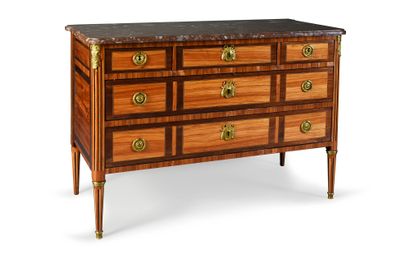 null Rosewood veneer chest of drawers in violet wood frames, opening with five drawers...