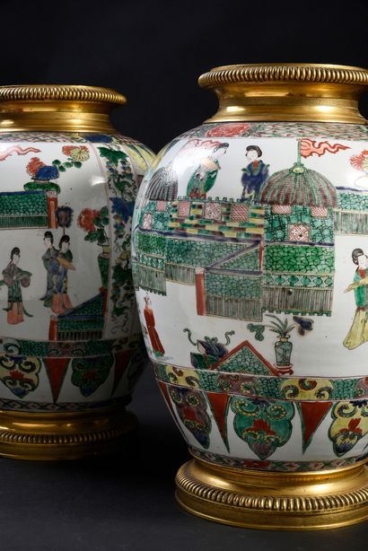 CHINE Paire de vases en porcelaine aux émaux de la Famille verte à décor de scènes...