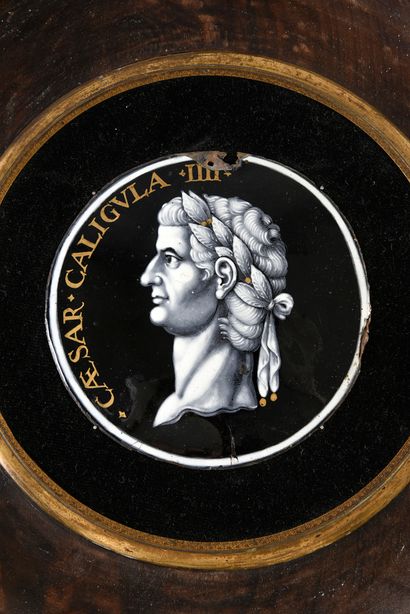 null Plaque circulaire en émail peint en grisaille et or à décor d'un profil d'empereur,...