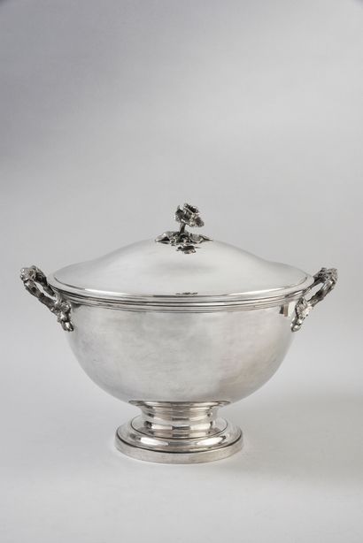 Exceptional covered tureen in silver plated...
