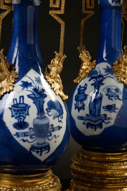 null Paire de vases en porcelaine de Chine de forme balustre à léger renflement sur...