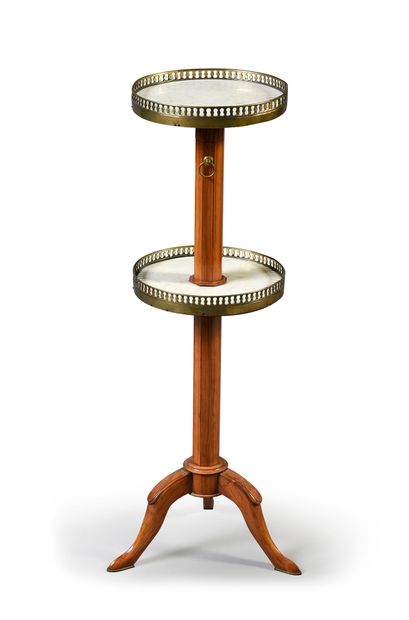 null Circular tripod table with rack in mahogany and veneer.
Legs with bronze sole,...