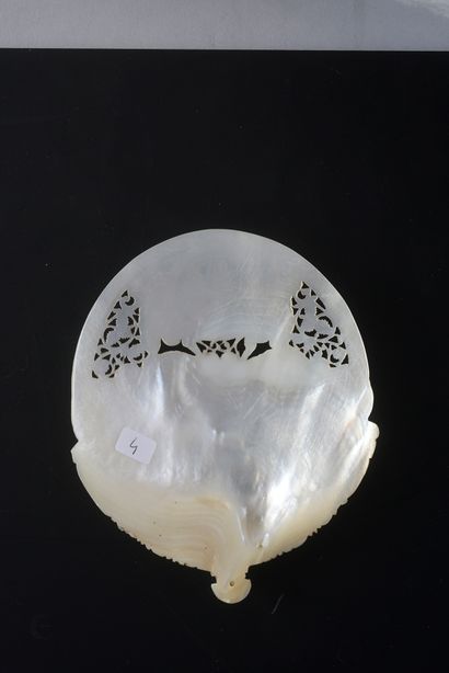 null Mother-of-pearl shell engraved and openwork representing the Nativity in the...