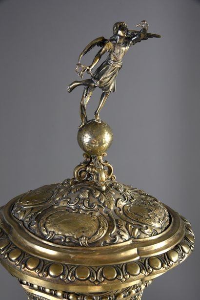 null Important cup in chased and embossed vermeil.
Pedestal decorated with the four...