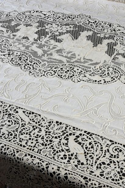 null Superb tablecloth presentation, embroidery and lace, Italy, mid-twentieth century.
The...
