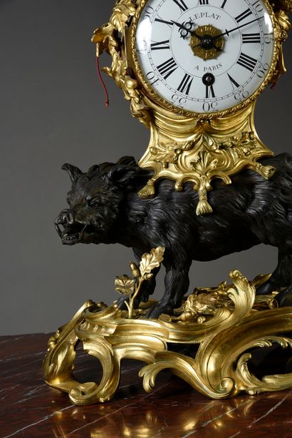 null Important boar clock in patinated bronze, gilt bronze.
Gilt bronze base decorated...