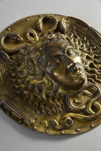 null Plaque circulaire en bronze ornée d'une tête de Méduse ailée.
D. : 25 cm
XIXe...