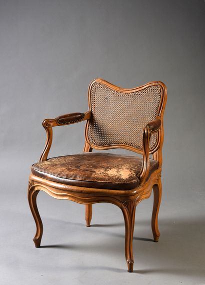 Beech wood chair with molding and carving.
Cambered...
