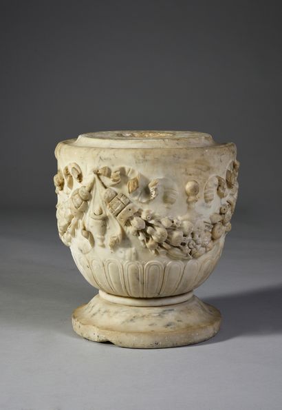 null Partie inférieur d'une colonne en forme de vase en marbre sculpté à décor de...