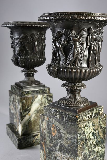null Paire de vases Médicis en bronze patiné à décor de frise de personnages à l'antique.
Socle...