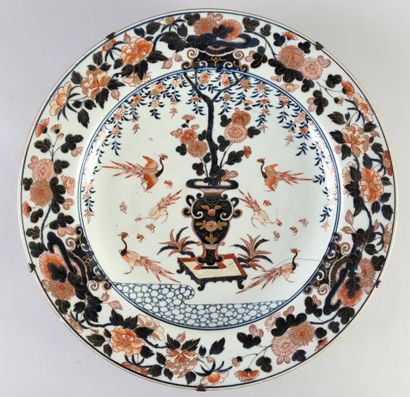 CHINE Large hollow porcelain dish with a blue-red and gold Imari decoration of a...