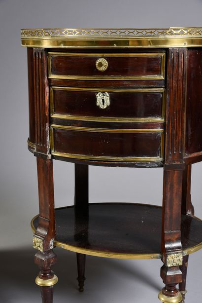 null Two matching oval bedside tables in mahogany and mahogany veneer, they open...