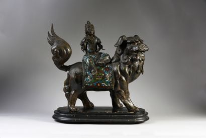 null Statue de Kwan Yin sur un lion bouddhique, elle porte un sceptre ruyi.
Bronze...