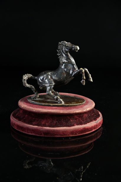 null Cheval cabré en bronze à patine noire ; terrasse à bords perlés.
Italie, XVIIe...
