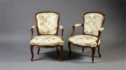 null Pair of cabriolets armchairs in carved natural wood.
Cambered legs with falls...