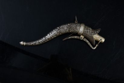 PULVÉRIN indien de style Moghol XIXe-XXe Poire à poudre zoomorphe en métal en forme...