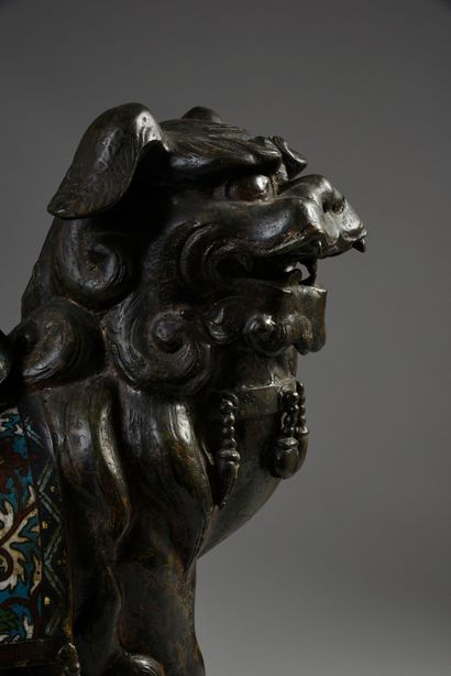 null Statue de Kwan Yin sur un lion bouddhique, elle porte un sceptre ruyi.
Bronze...
