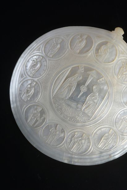 null Mother-of-pearl shell engraved in high relief with a scene of the Nativity in...