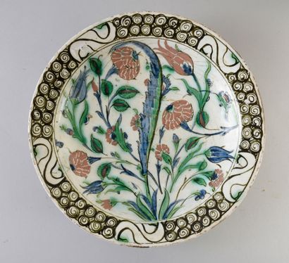 null Grand plat en céramique ottomane, Iznik à décor de tulipes et feuilles de saz.
XVIIe...