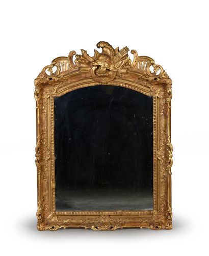 Mirror with curved top in carved and gilded...
