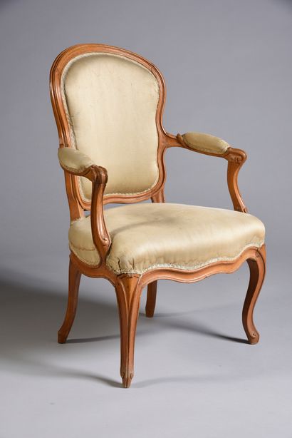 Cabriolet armchair in molded wood, violonned...