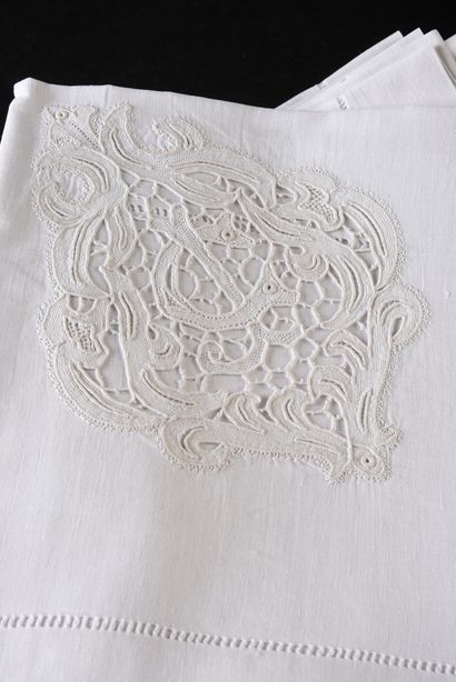 null Eighteen napkins, linen and needle lace, 1st half of the 20th century.
Of square...