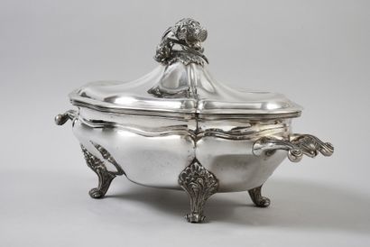 LUIS SANZ à Madrid Important silver tureen resting on four feet with leafy scrolls,...