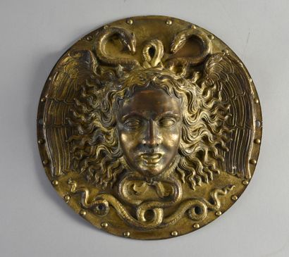 Plaque circulaire en bronze ornée d'une tête...