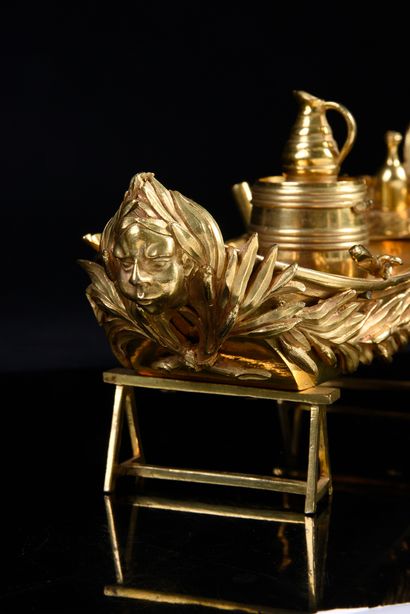null Pair of inkwells in chased and gilded bronze in the shape of a boat. Both equipped...