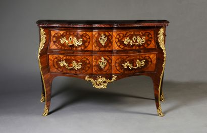 null Chest of drawers known as "en arbalète" in satinwood, rosewood and amaranth...