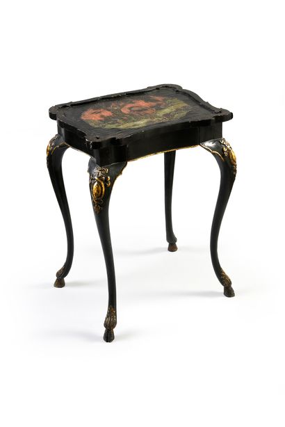 null Petite table de salon en bois laqué noir et or, le plateau mouvementé orné d'un...