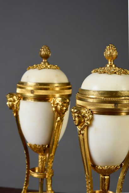 null Pair of tripod cassolettes forming candlesticks in gilt bronze and white marble.
Circular...