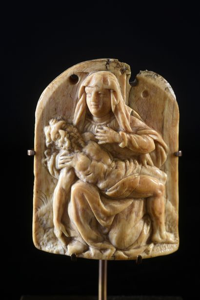 null Plaque de baiser de paix en ivoire sculpté en fort relief représentant une Pietà.
Italie,...
