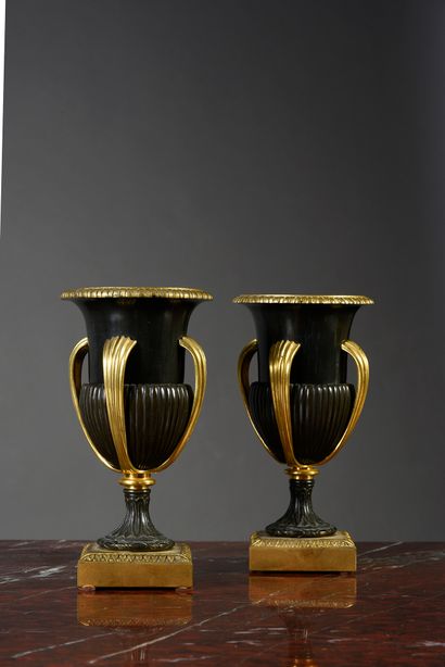 null Paire de vases d'ornement en bronze patiné et bronze doré.
Base carrée à frise...