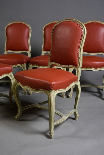 null Suite de six chaises de style Louis XV en bois rechampi gris et vert, le dossier...