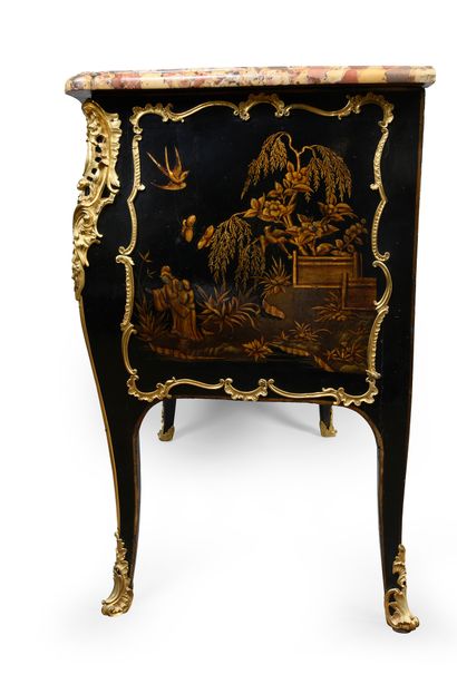 null Chest of drawers of between two in European varnish with black and gold decoration.
Cambered...