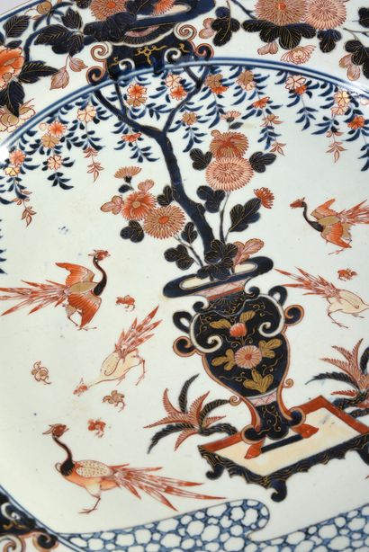 CHINE Grand plat creux en porcelaine à décor dit Imari bleu rouge et or à décor d'un...